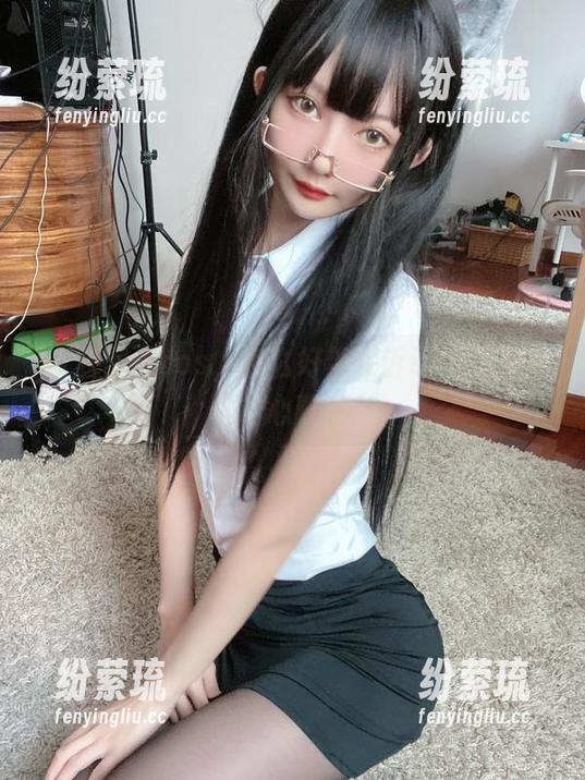 51酱 51酱黑白cos,怎么好像在诉说一些未解的心事?