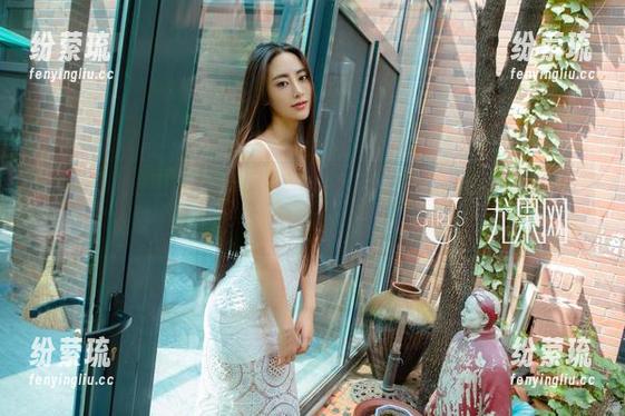 UGirls尤果网 - 金子熙让你重塑裸足概念，高清图库中的随性北鼻！