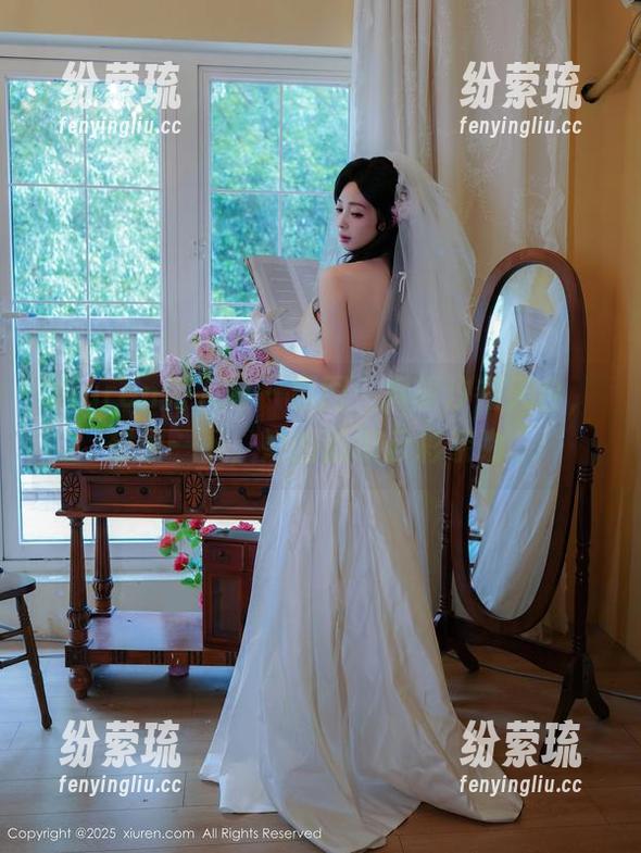 Xiuren秀人网 - 原图：周慕汐在天台，想象一下，她的脸被云彩亲吻。