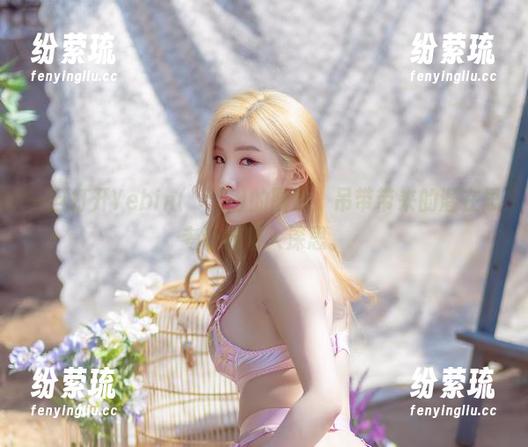 一旦打开Yebin(전예빈)的图包，吊带带来的潜在思考让我陷入深思。