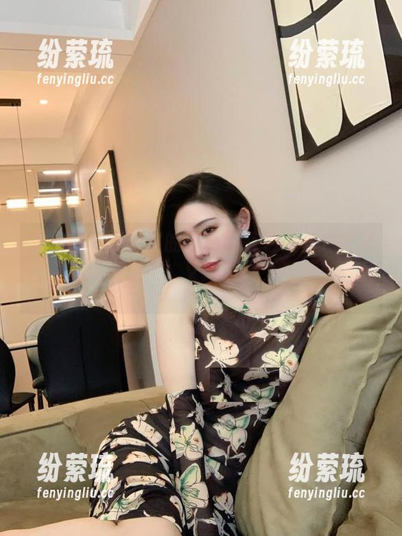 不爱笑的赛琳 微密圈 - 不爱笑的赛琳的蓝色蕾丝包臀裙,看得我又想买,又想被打,资源别落下。