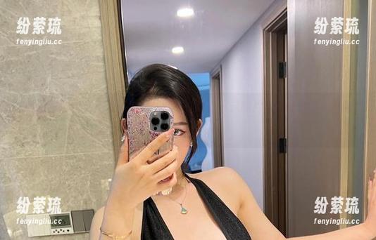 微密圈 - 小心不爱笑的赛琳的红色内衣，这照片可能让你多看几眼哦。