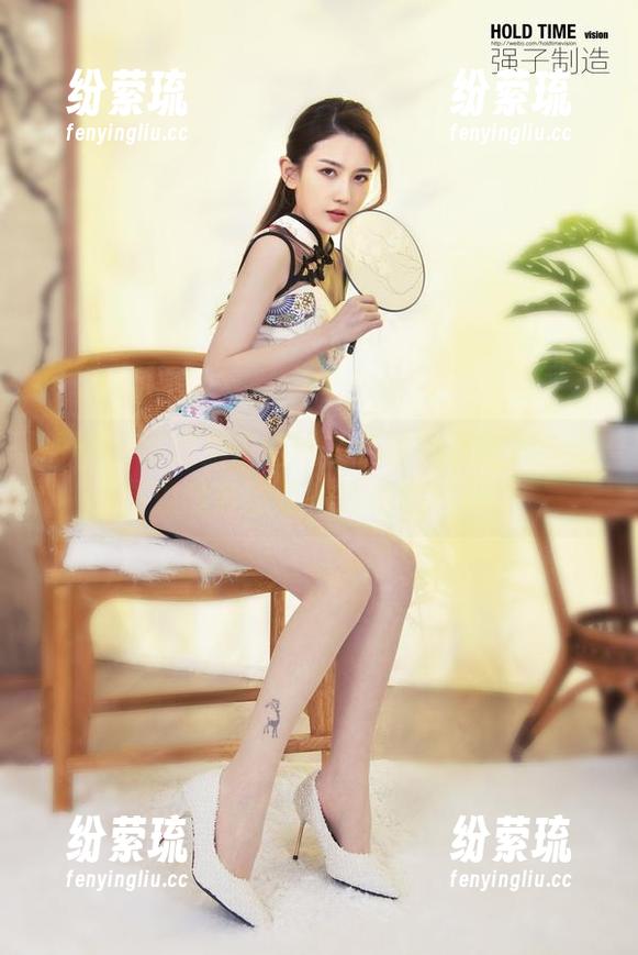 丽柜 - 谁把兔子扔进黑色的绒毯里？原创图像糅合出这种悸动的气息。