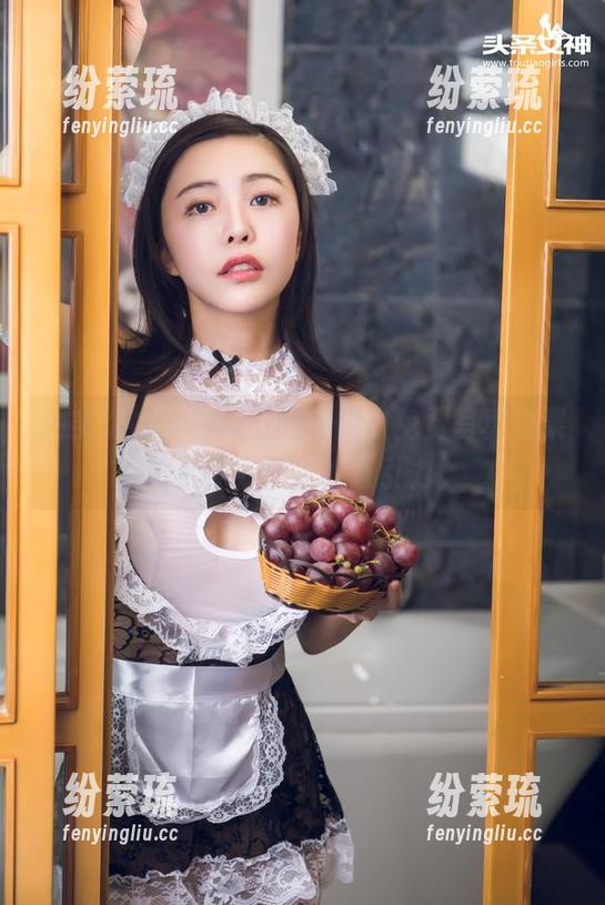 头条女神-易阳 头条女神 - 白裙下的易阳,免费写真,果然有种不经意的吸引力。