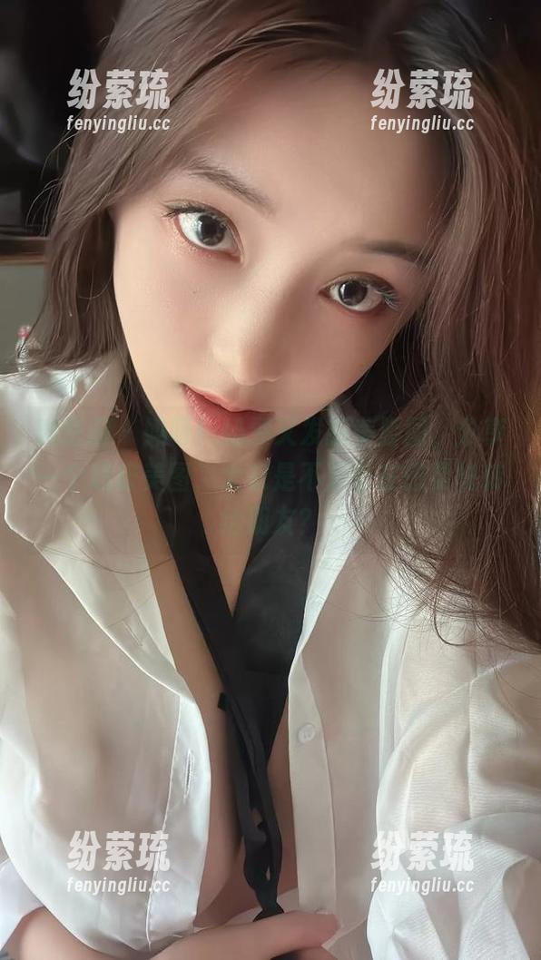 微密圈 - 妈呀！奶雯又发新美脚图，分享一个超级美图，大家是不是都在想要快转给朋友？