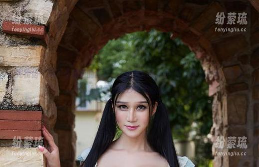 尤物馆-孟狐狸FoxYini 尤物馆 - 这不是普通的夏天!孟狐狸FoxYini的写真集更新,瞧瞧她如何玩转沙滩和西瓜!