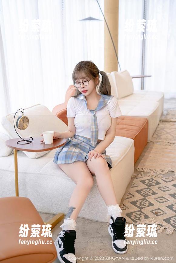 星颜社 - 潘娇娇的制服美图就像云端的甜点，下载一份慢慢享用。
