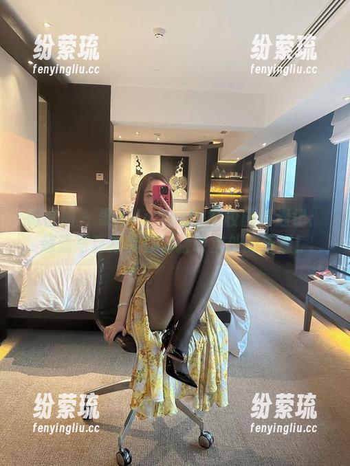 果儿Victoria 微密圈 - 果儿Victoria的校园奇遇记:超清写真集带你体验课堂外的乐趣!