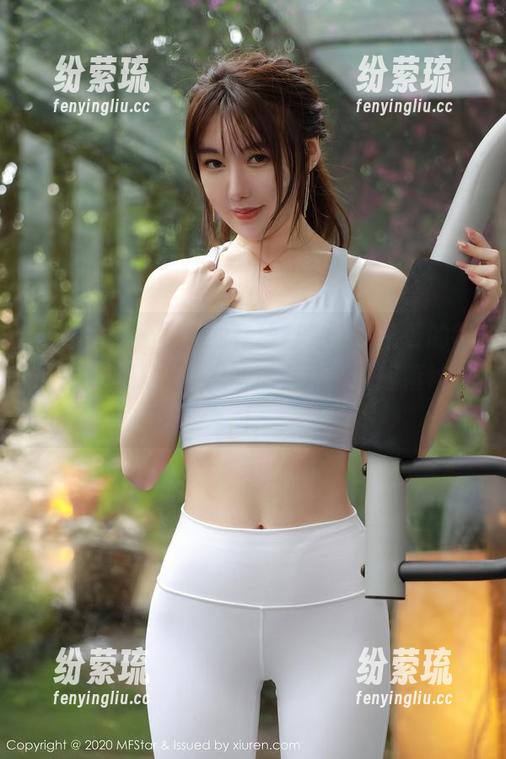 模范学院 - 纠结的在线目光，陈怡曼的制服图集让人无奈又着迷，真要打起精神啊！