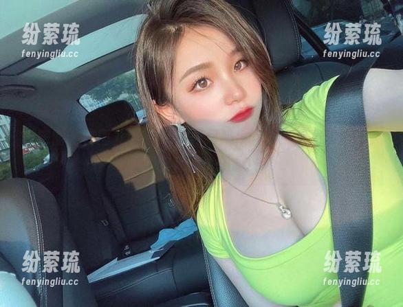 禅雨儿Lynne 微密圈 - 禅雨儿Lynne的超级奶牛套图:优雅地吃草,偶尔来点小插曲!