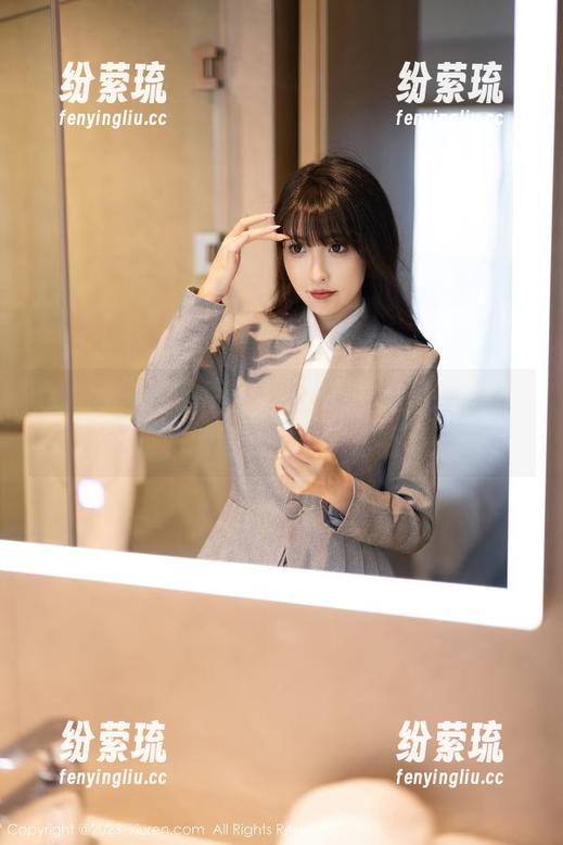 秀人网-Emily尹菲 秀人网 - Emily尹菲的旅拍:图包里藏了我和地面的另类亲密接触