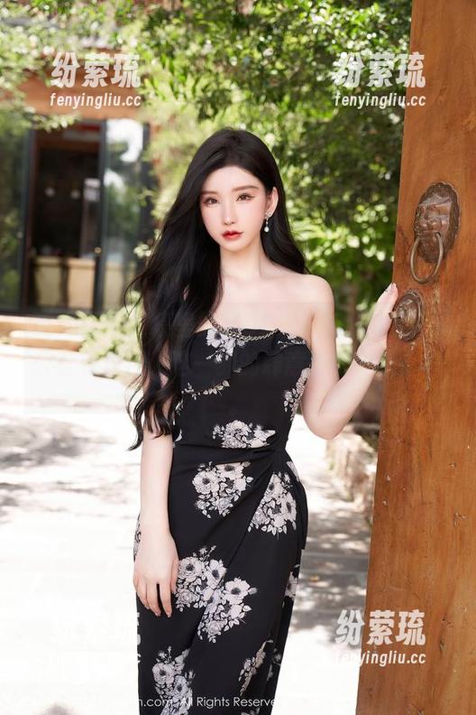 秀人网-MODEL伊若 秀人网 - 图集里的MODEL伊若私拍,办公室变舞台,这一刻的肆意真的令人上头。