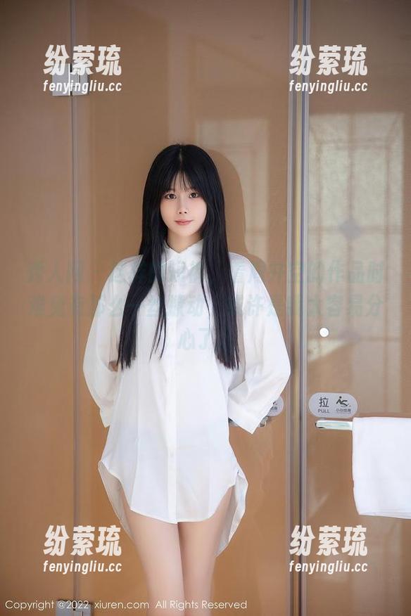秀人网-周井空 秀人网 - 这样的短裤,看周井空的作品时难免有那么一丝撩动,或许是我太容易分心了。