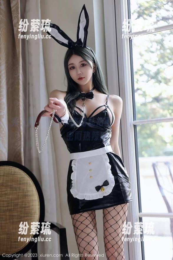 秀人网 - 娜露带来的私拍图包，裤里丝私密而热辣！