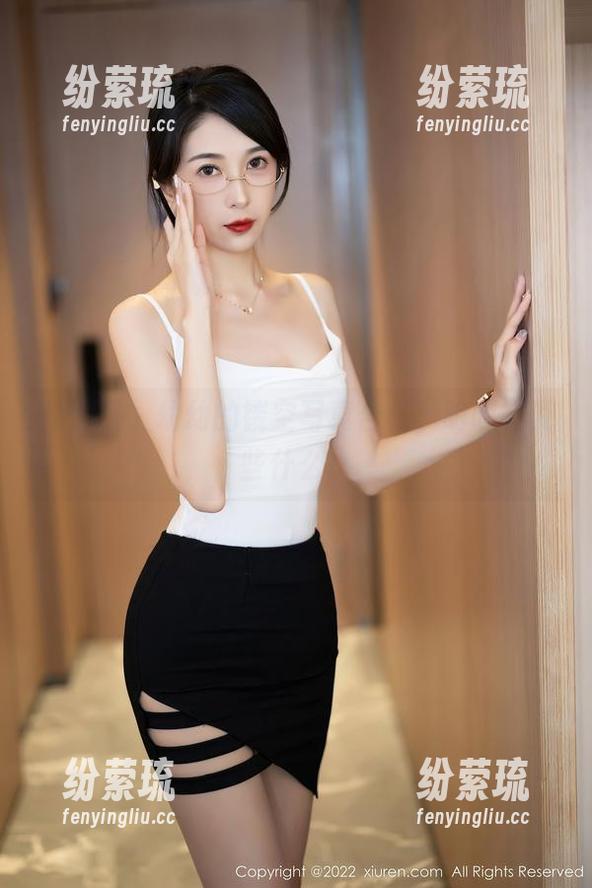 秀人网-幼幼 秀人网 - 幼幼的镂空写真合集,明明在说些什么。