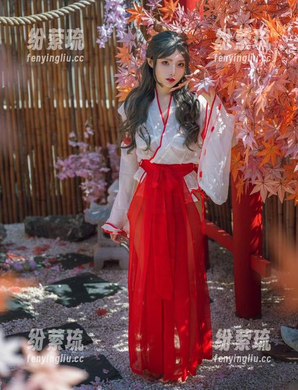 秋和柯基 在线图集:秋和柯基的牛仔裤,带着点随意气息,你敢这么穿吗?