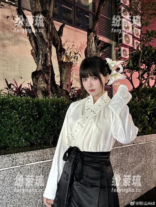 这位秋山AkI的“修女”原图，刚刚好福利到位，不小心想多了呢。