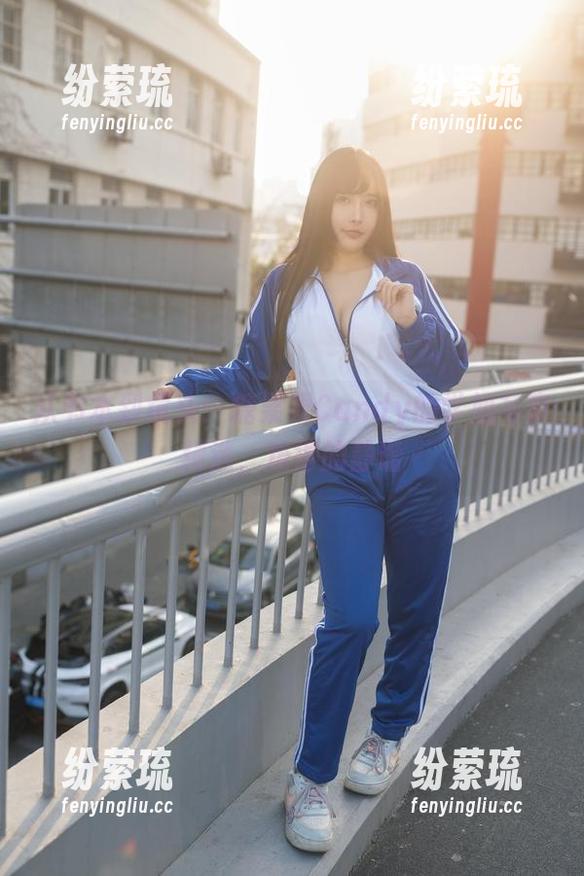 从书本到镜头：糖果果Candy的学姐写真精选，难得的静谧