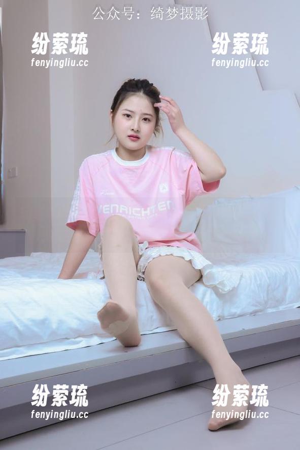 绮梦摄影 - 谁说连衣裙不可以一穿再穿？月月的图库让你下载成衣不止一件！