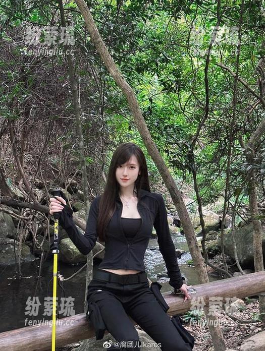 腐团儿Ikaros 爱上腐团儿Ikaros的双马尾,那原图犹如魔法,图册里每个角度都散发着甜蜜气息。