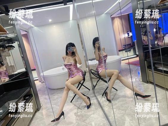 微密圈 - 这护士白丝袜在网上也是炸裂，葛征当真独创了在线写真新风格。