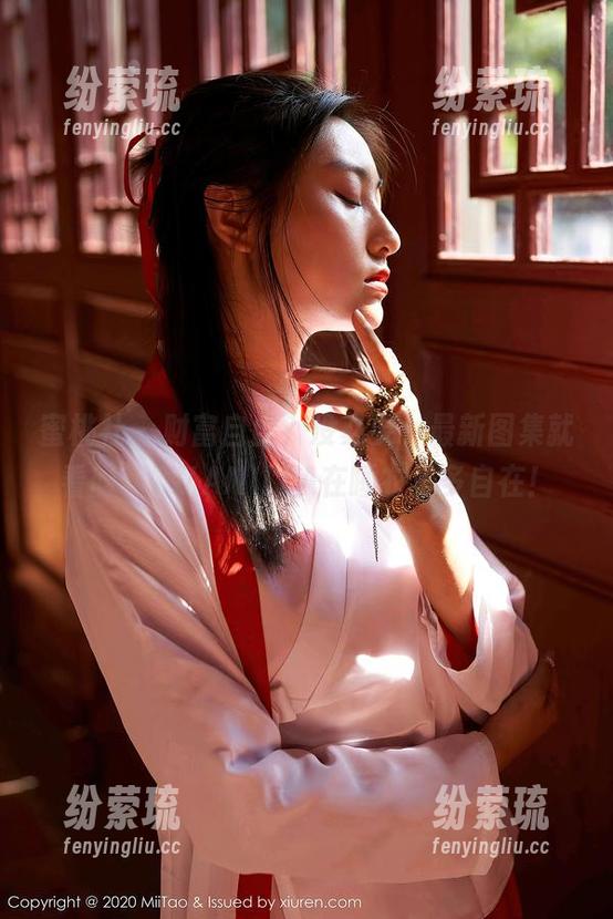 蜜桃社 - 财富自由？没必要，最新图集就看韵莉娜VANILLA在睡衣里多自在！