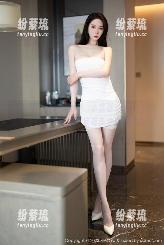语画界 - 全景奔驰中...小蛮妖Yummy的最新美图，连衣裙到底有多少潜力我就不说了。