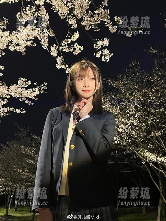 贝儿酱Miki最新浴缸cos，翻滚的水花就像不经意的诱惑