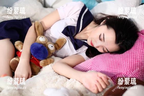 轰趴猫 - 谁说曲曲只能秀连衣裙？我这就要分享我在她裙子旁边的失落与尴尬！