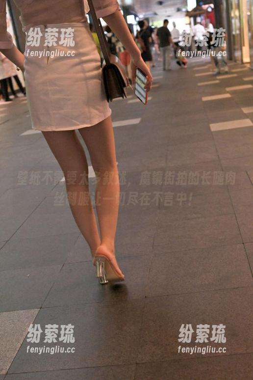 魔镜街拍 壁纸不需要太多叙述,魔镜街拍的长腿肉丝制服让一切尽在不言中!